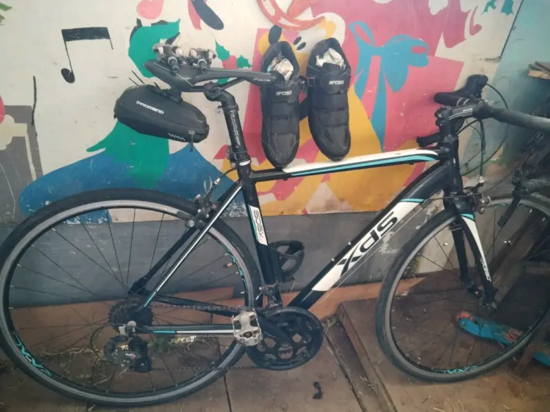 Bicicleta de ruta XDS con casco - 3