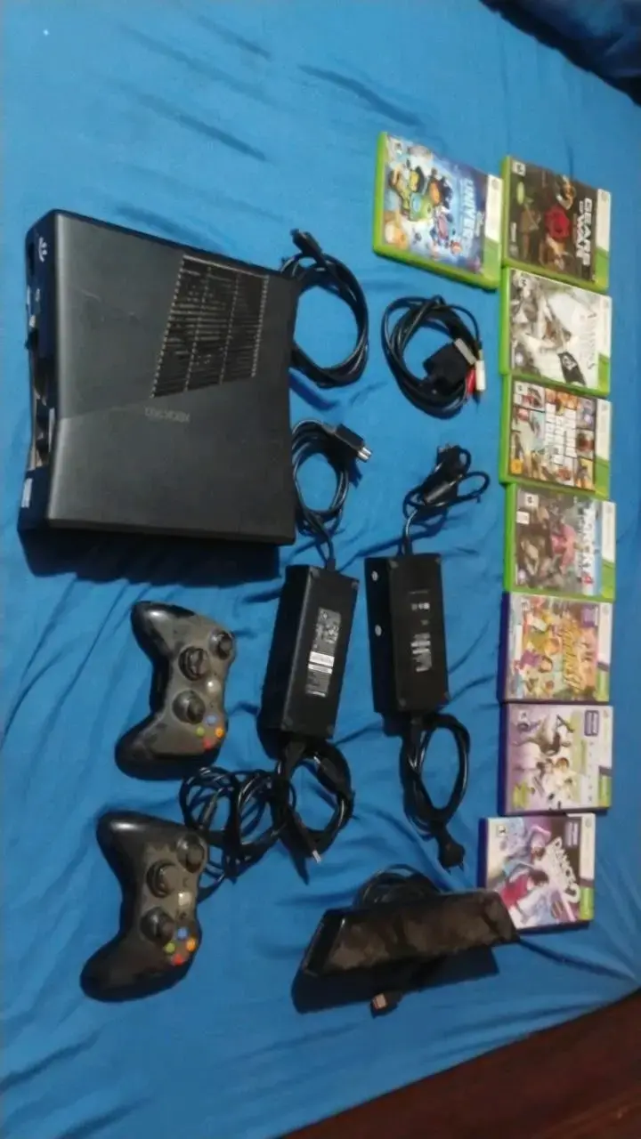 Xbox 360 con accesorios y juegos