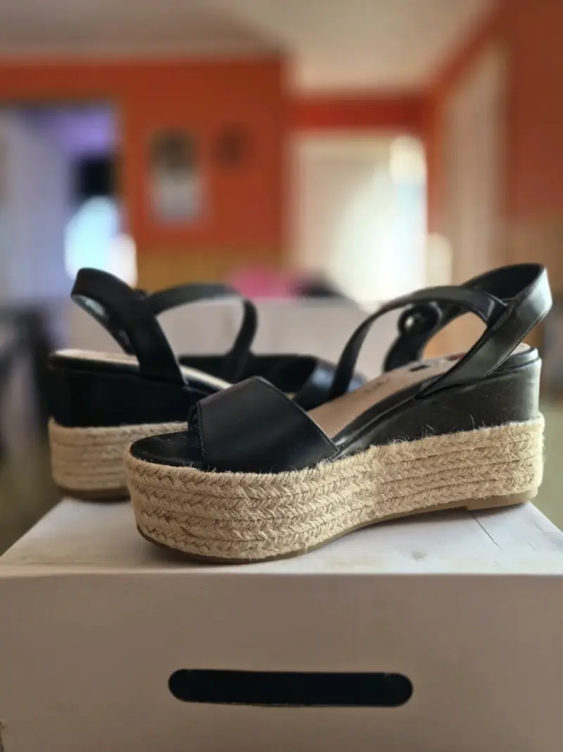 Sandalias negras de plataforma.