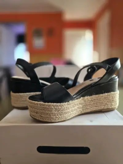 Sandalias negras de plataforma. - miniatura 1
