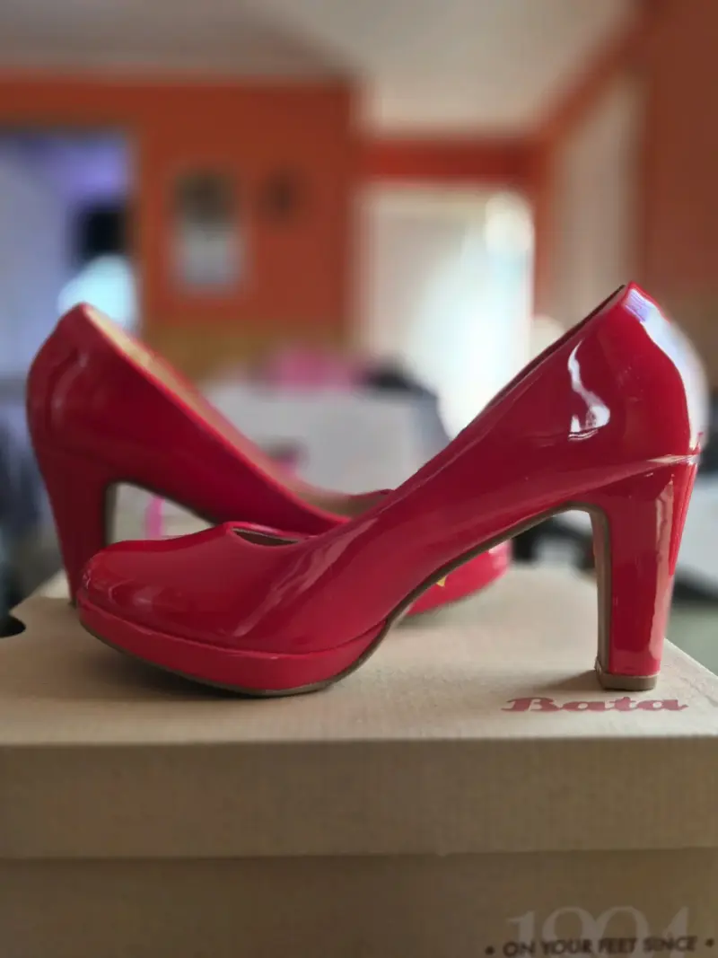 Zapatos de tacón rojos brillantes - 1