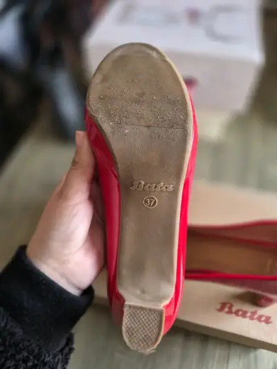 Zapatos de tacón rojos brillantes - miniatura 2