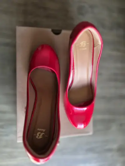 Zapatos de tacón rojos brillantes - miniatura 3
