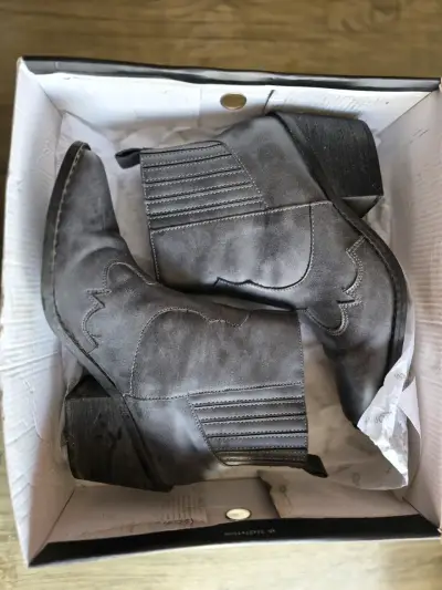 Botines grises de estilo vaquero - miniatura 1