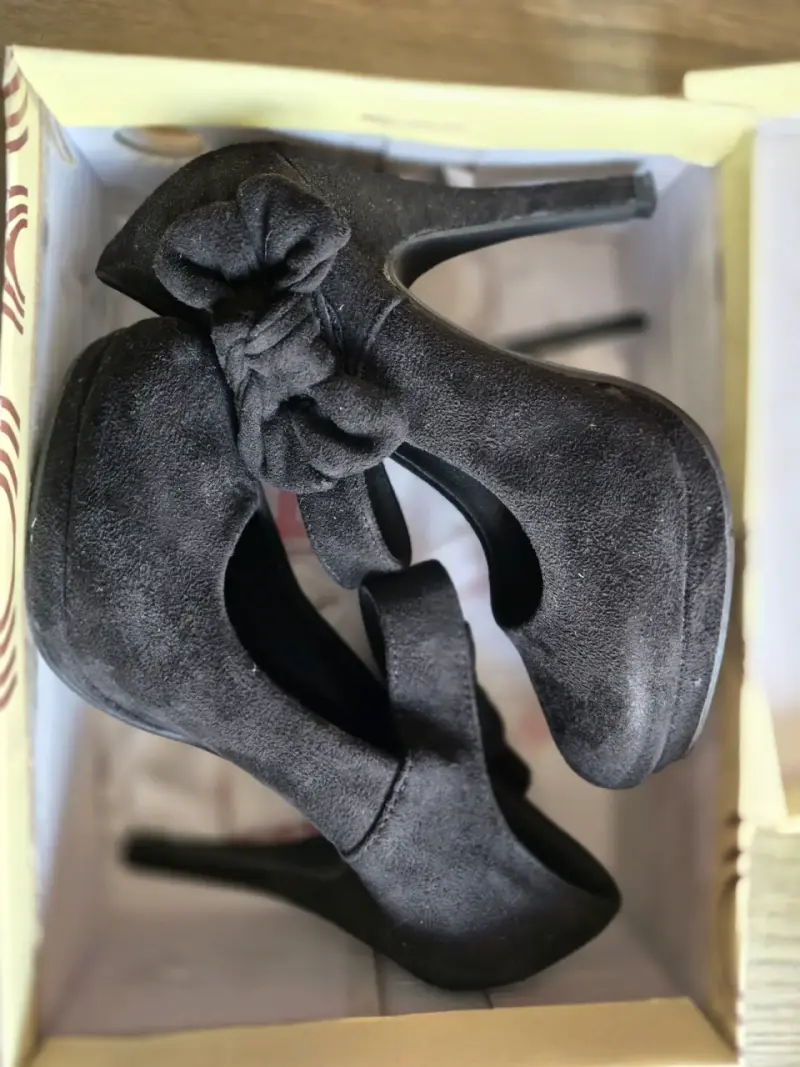 Zapatos de tacón negros con lazo - 1