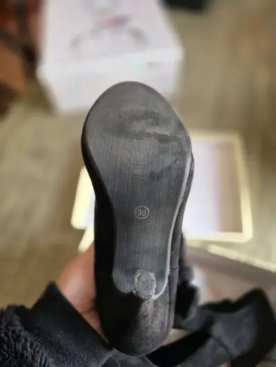 Zapatos de tacón negros con lazo - miniatura 2