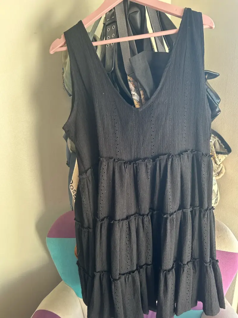 Vestido negro con volantes