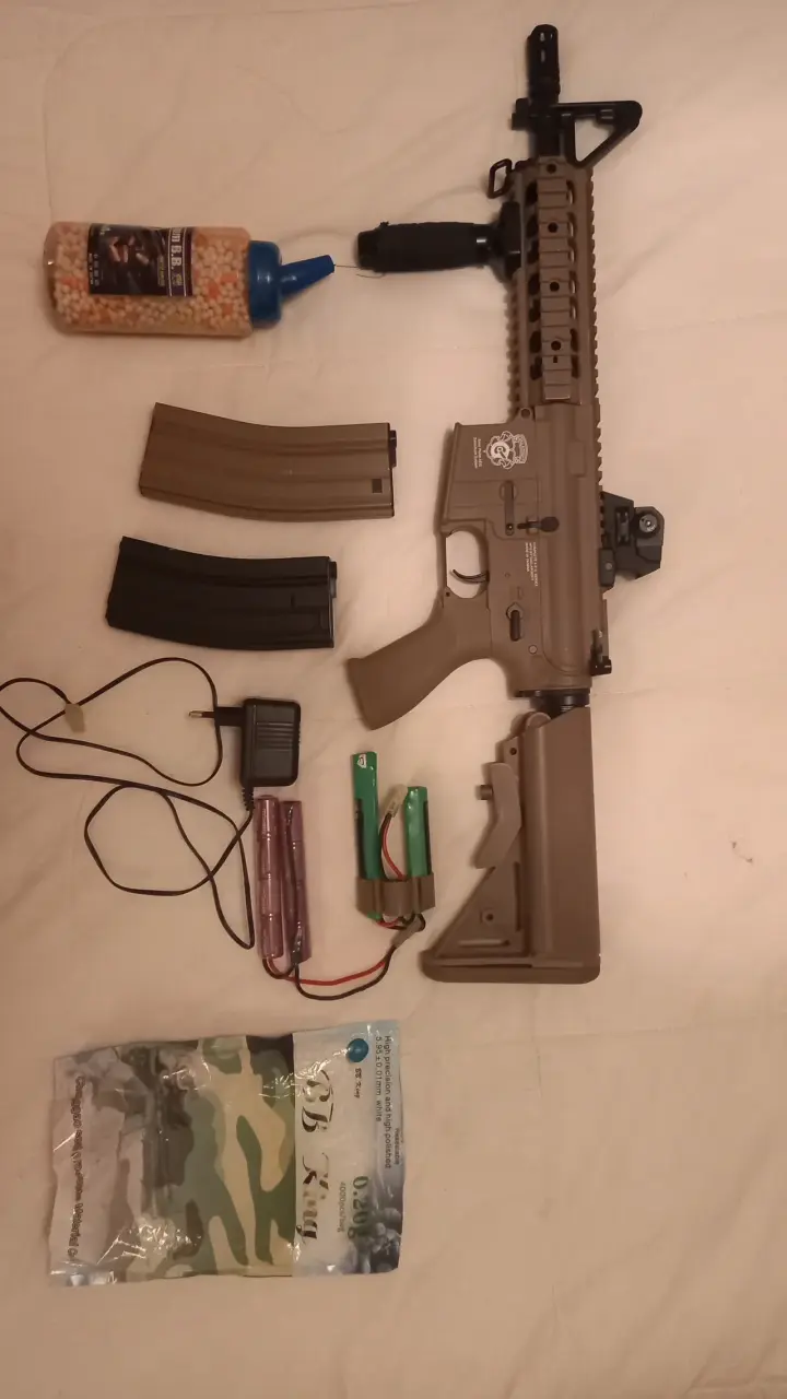 Réplica Airsoft con accesorios - 1