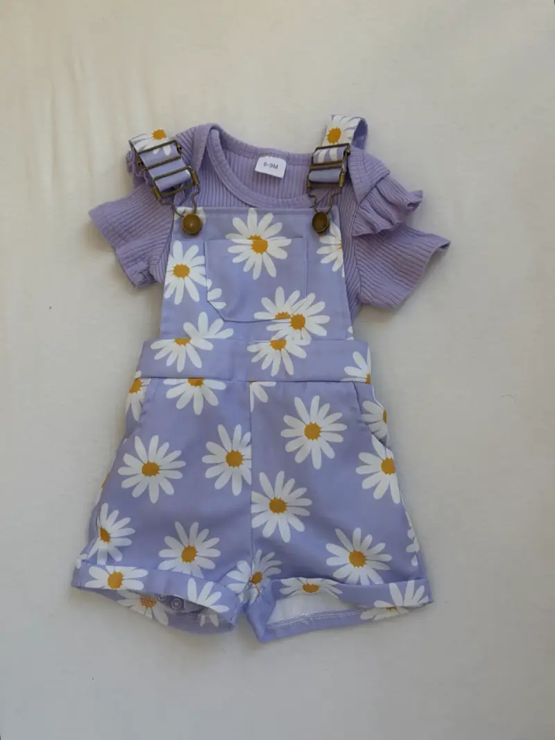 Conjunto infantil morado con margaritas