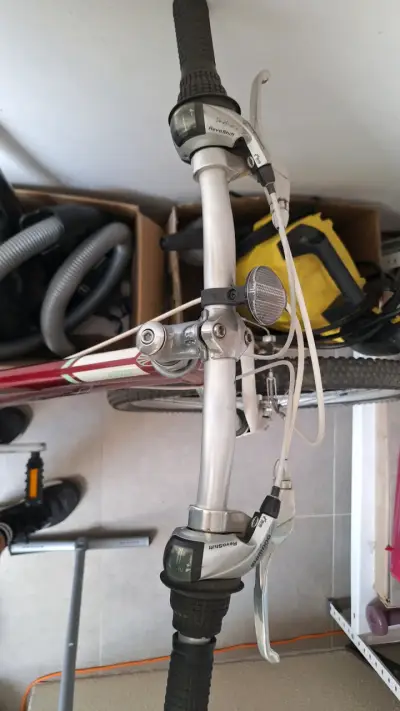 Bicicleta montaña roja - miniatura 3