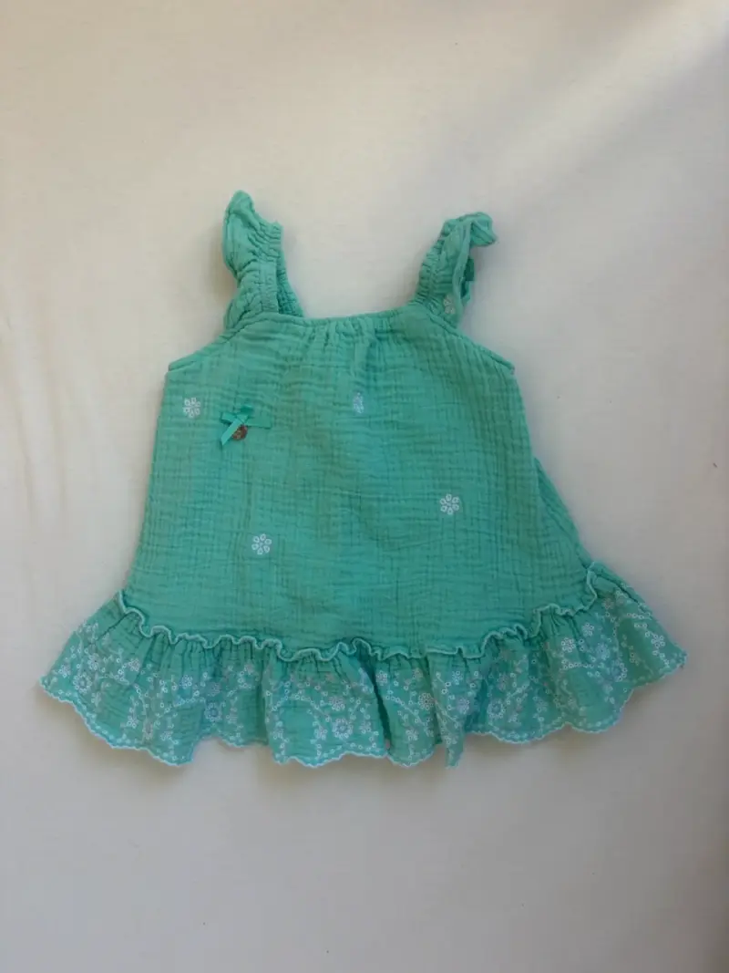 Vestido verde con lazos decorativos