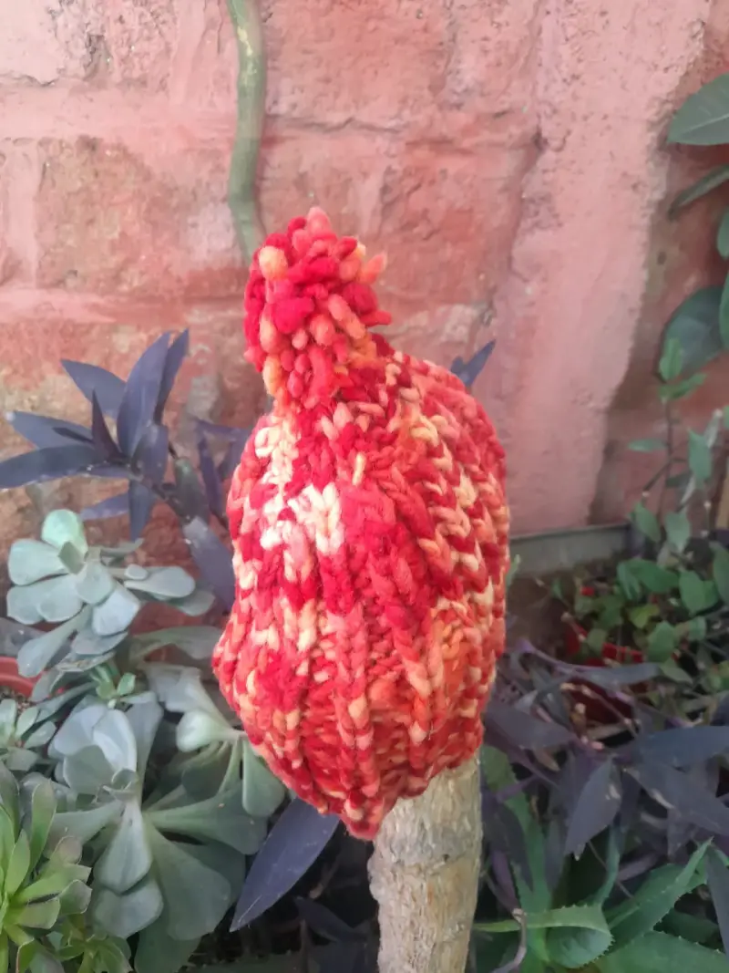 Gorro tejido rojo y naranja