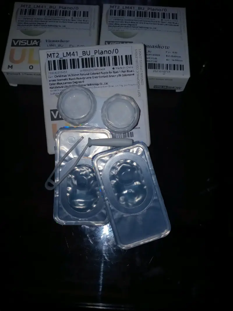 Lentes de contacto azules nuevos