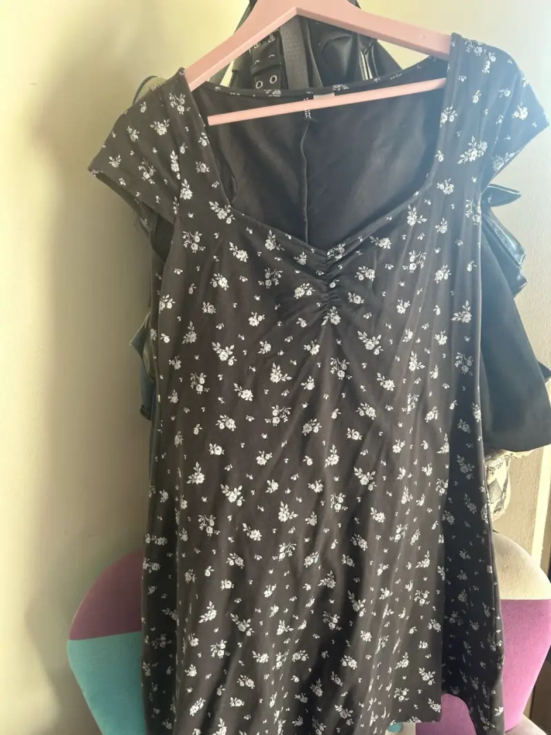 Vestido gris con flores blancas