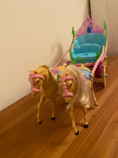 Carroza Barbie juguete con caballos - miniatura 2