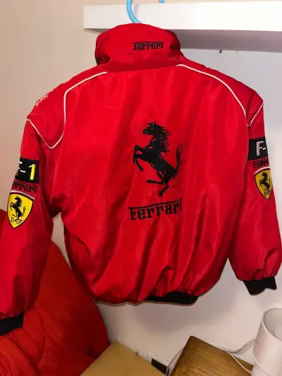 Chaqueta Ferrari roja deportiva - miniatura 3