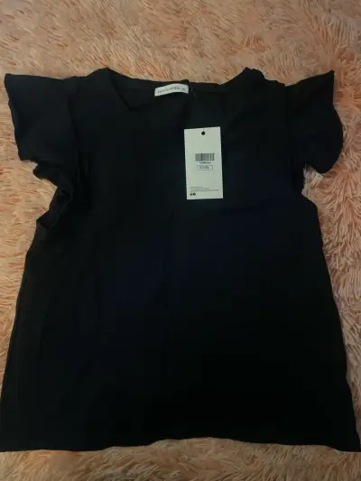 Polera negra con mangas volantes - miniatura 1