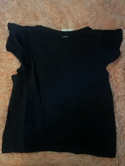 Polera negra con mangas volantes - miniatura 2