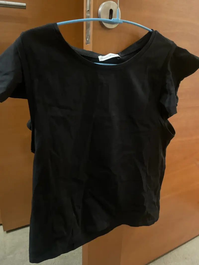 Polera negra con mangas volantes - 3