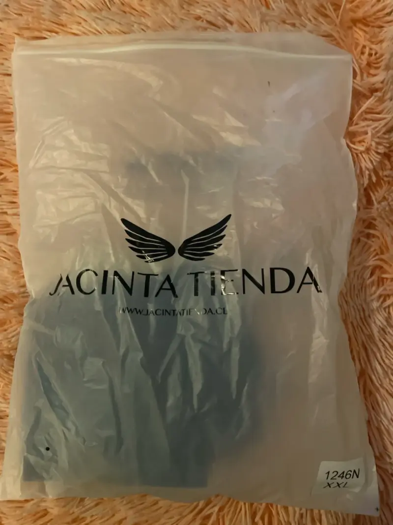 Polera negra con mangas volantes - 6