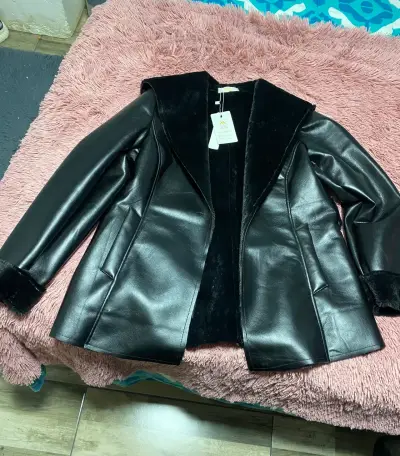 Chaqueta de eco cuero negra nueva - miniatura 1