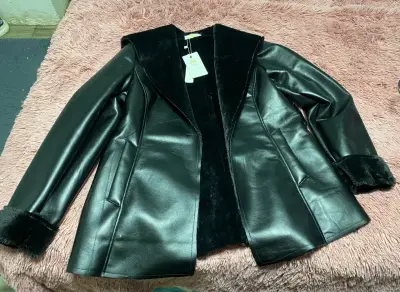 Chaqueta de eco cuero negra nueva - miniatura 2