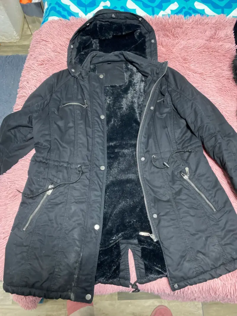 Parka negra con capucha - 1