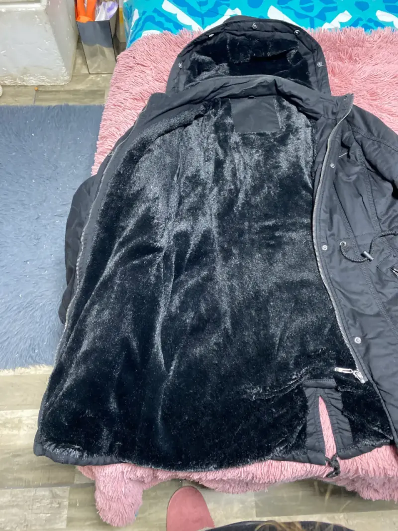 Parka negra con capucha - 2