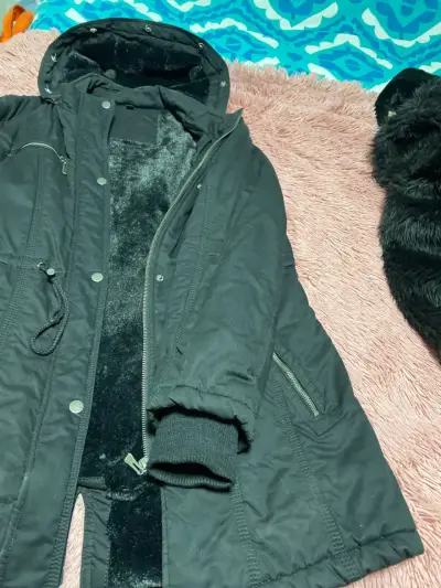 Parka negra con capucha - miniatura 3
