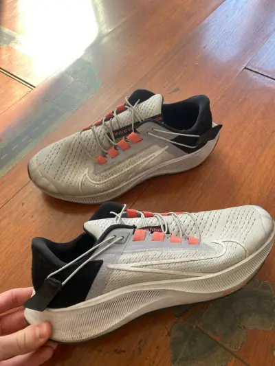 Zapatillas deportivas gris y naranja - miniatura 1