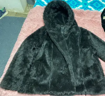 Abrigo de peluche negro con capucha - miniatura 1