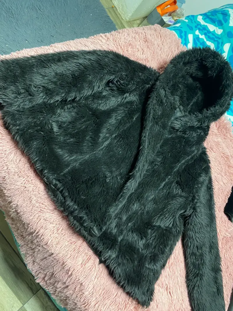 Abrigo de peluche negro con capucha - 2