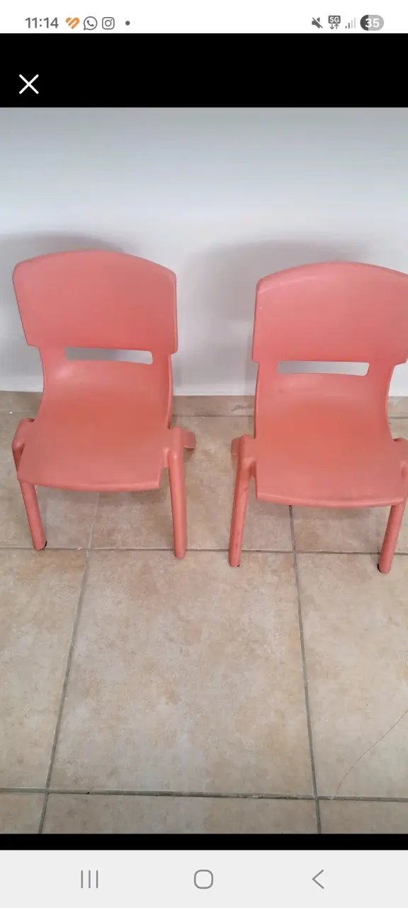Par de sillas plásticas rojas