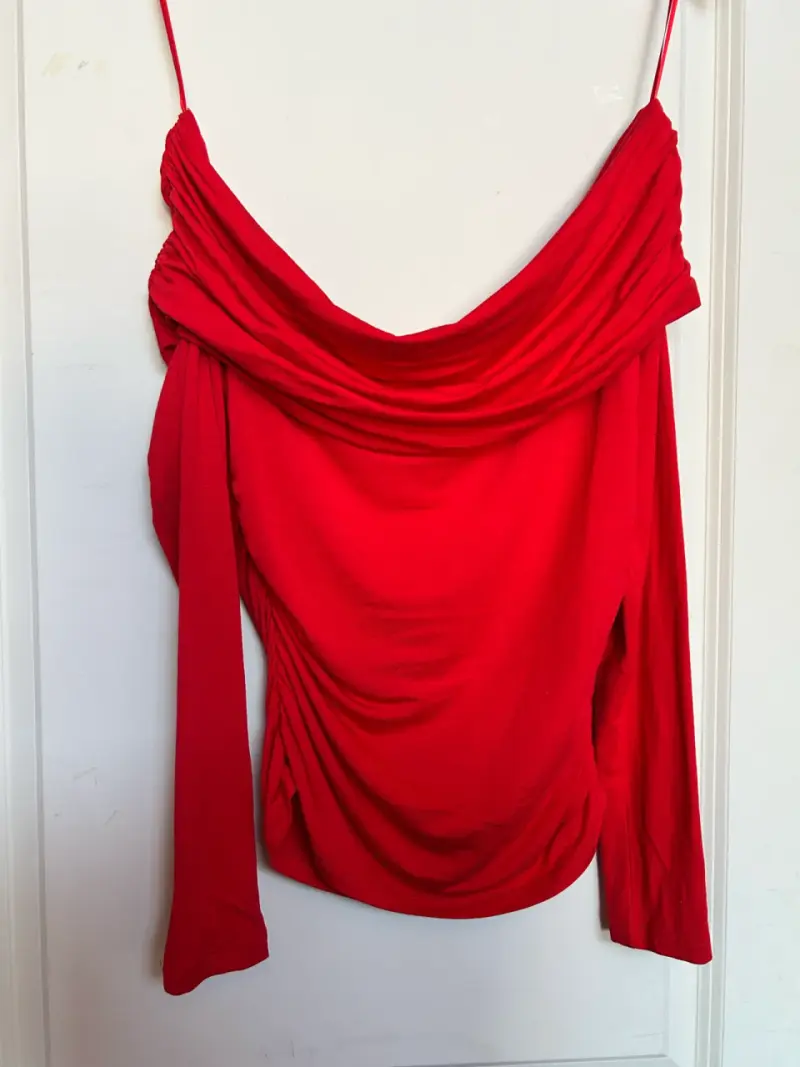 Blusa roja con hombros descubiertos - 1