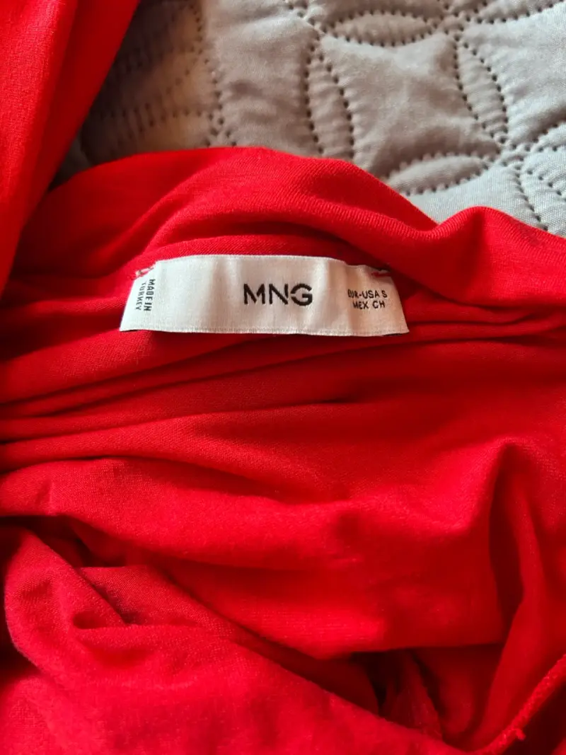 Blusa roja con hombros descubiertos - 2