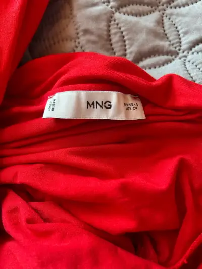 Blusa roja con hombros descubiertos - miniatura 2