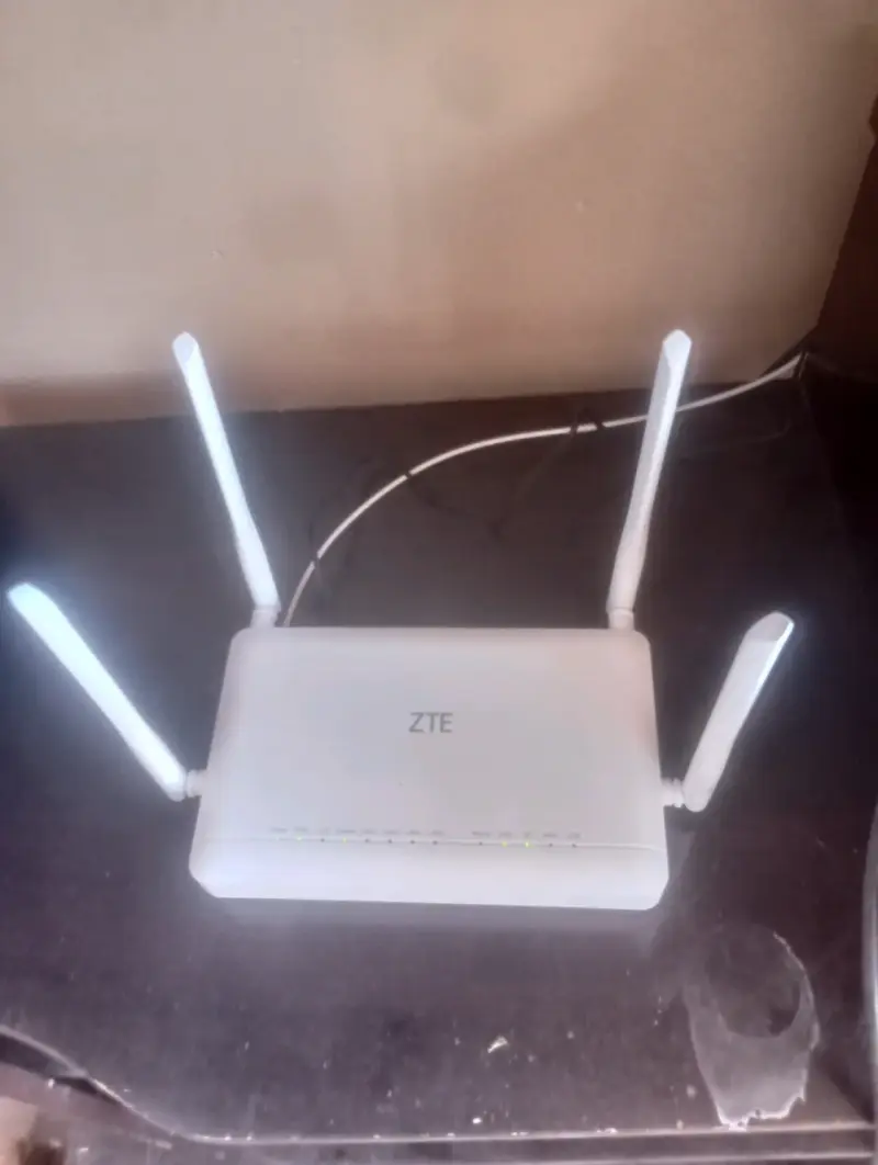 Router ZTE con antenas