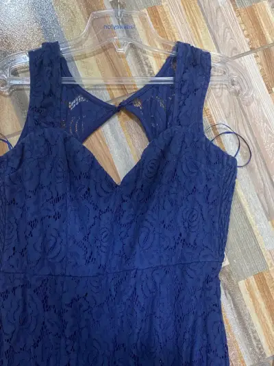 Vestido de encaje azul oscuro - miniatura 3