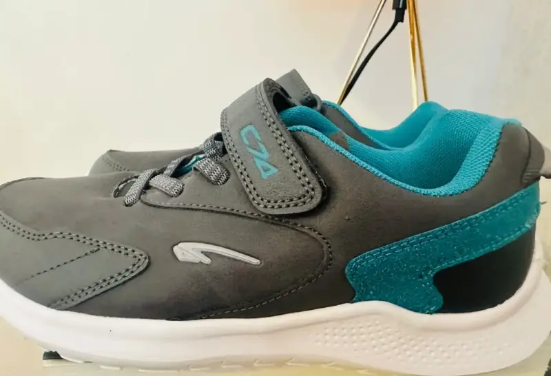 Zapatillas deportivas grises y celestes