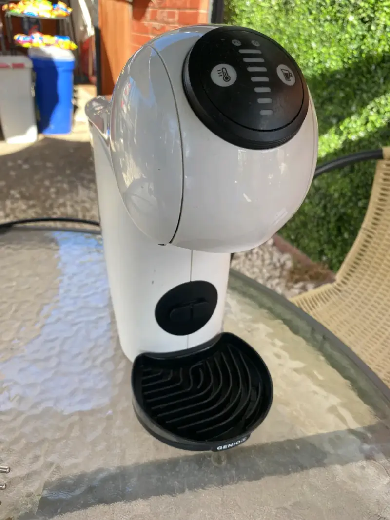 Cafetera Dolce Gusto blanca - 1