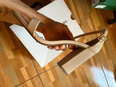 Sandalias tacón alto beige - miniatura 4