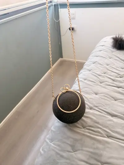 Cartera redonda negra con cadena - miniatura 1