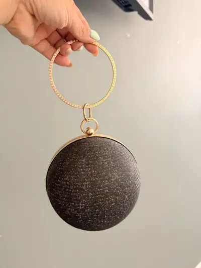 Cartera redonda negra con cadena - miniatura 2
