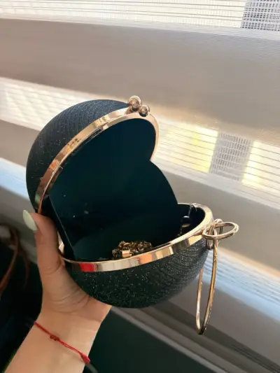 Cartera redonda negra con cadena - miniatura 4