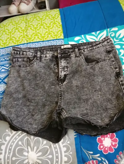Shorts de mezclilla gris gastado - miniatura 1
