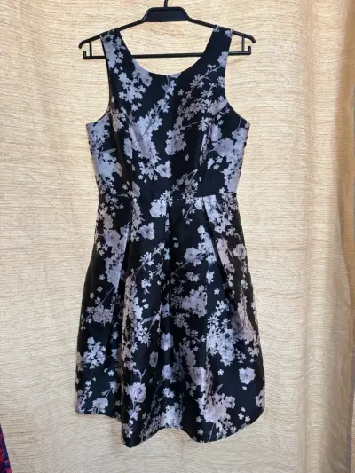 Vestido floral negro y blanco - miniatura 5