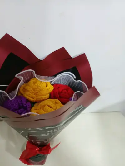 Ramo de flores tejidas - miniatura 1
