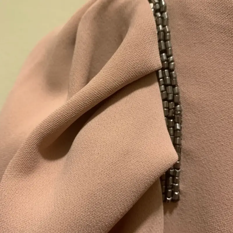 Vestido palo rosa con detalles metálicos - 4