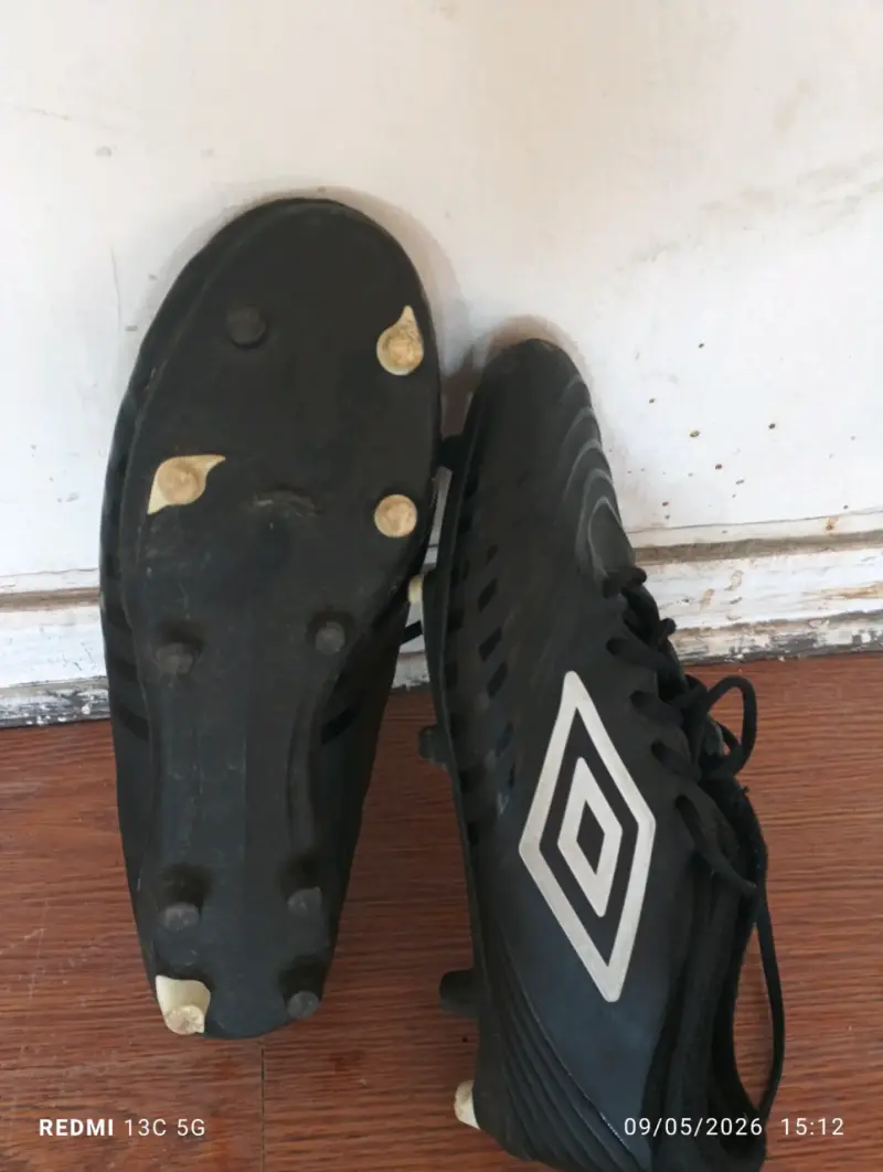 Botines de fútbol negros Umbro - 1