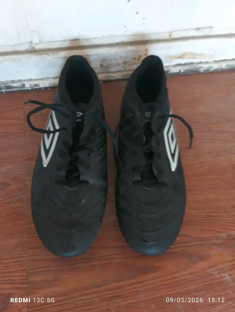 Botines de fútbol negros Umbro - 2